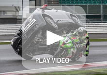 Alfa Romeo MiTo SBK: in piega con una Kawasaki ZX-10R a Silverstone