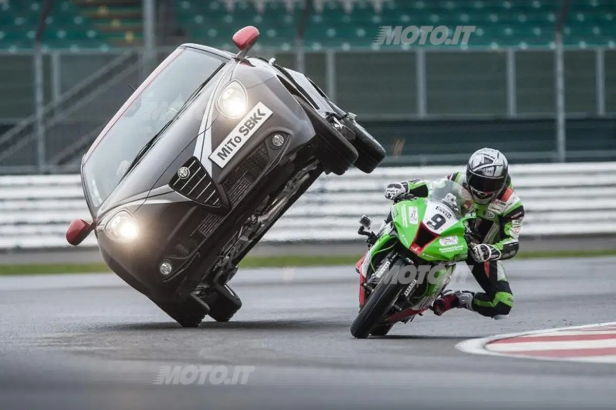 Alfa Romeo MiTo SBK: in piega con una Kawasaki ZX-10R a Silverstone