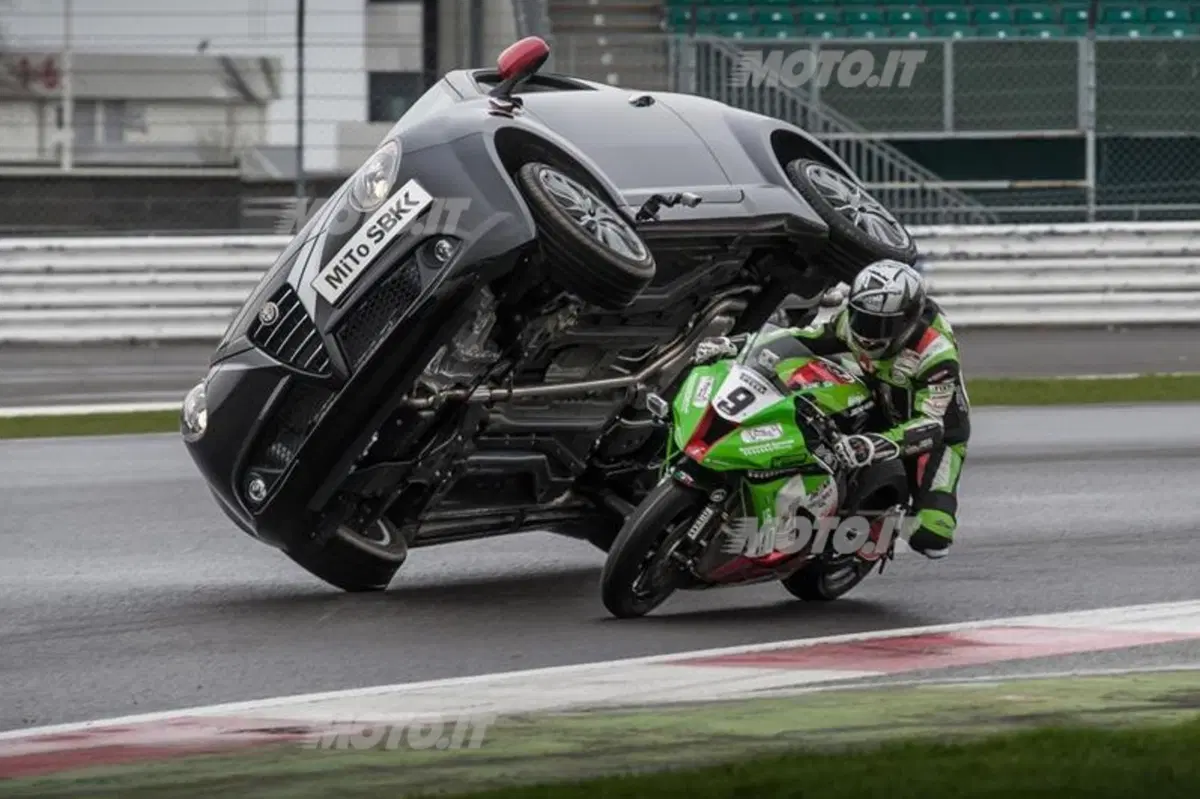 Alfa Romeo MiTo SBK: in piega con una Kawasaki ZX-10R a Silverstone (2)