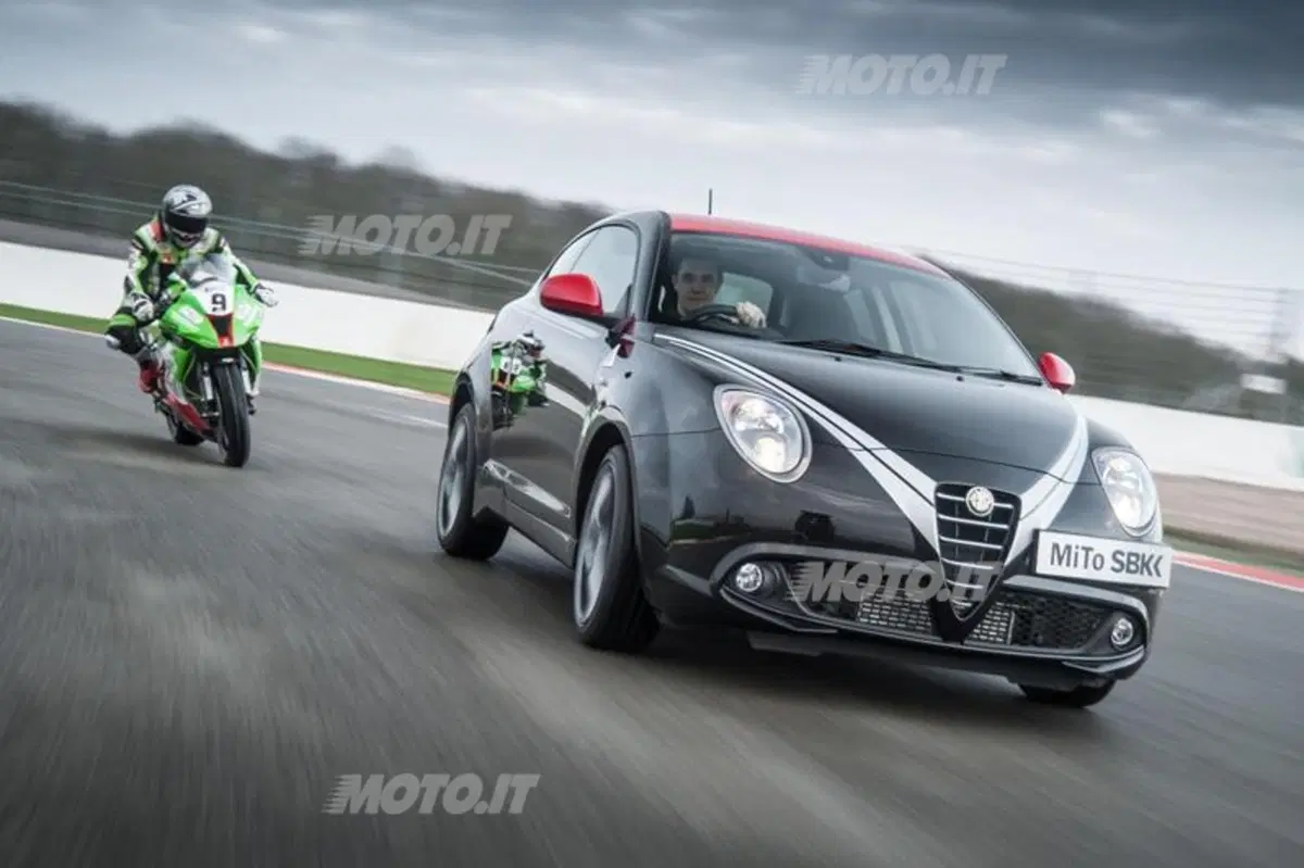 Alfa Romeo MiTo SBK: in piega con una Kawasaki ZX-10R a Silverstone (3)