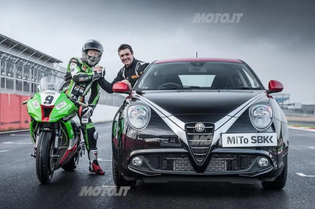 Alfa Romeo MiTo SBK: in piega con una Kawasaki ZX-10R a Silverstone (4)