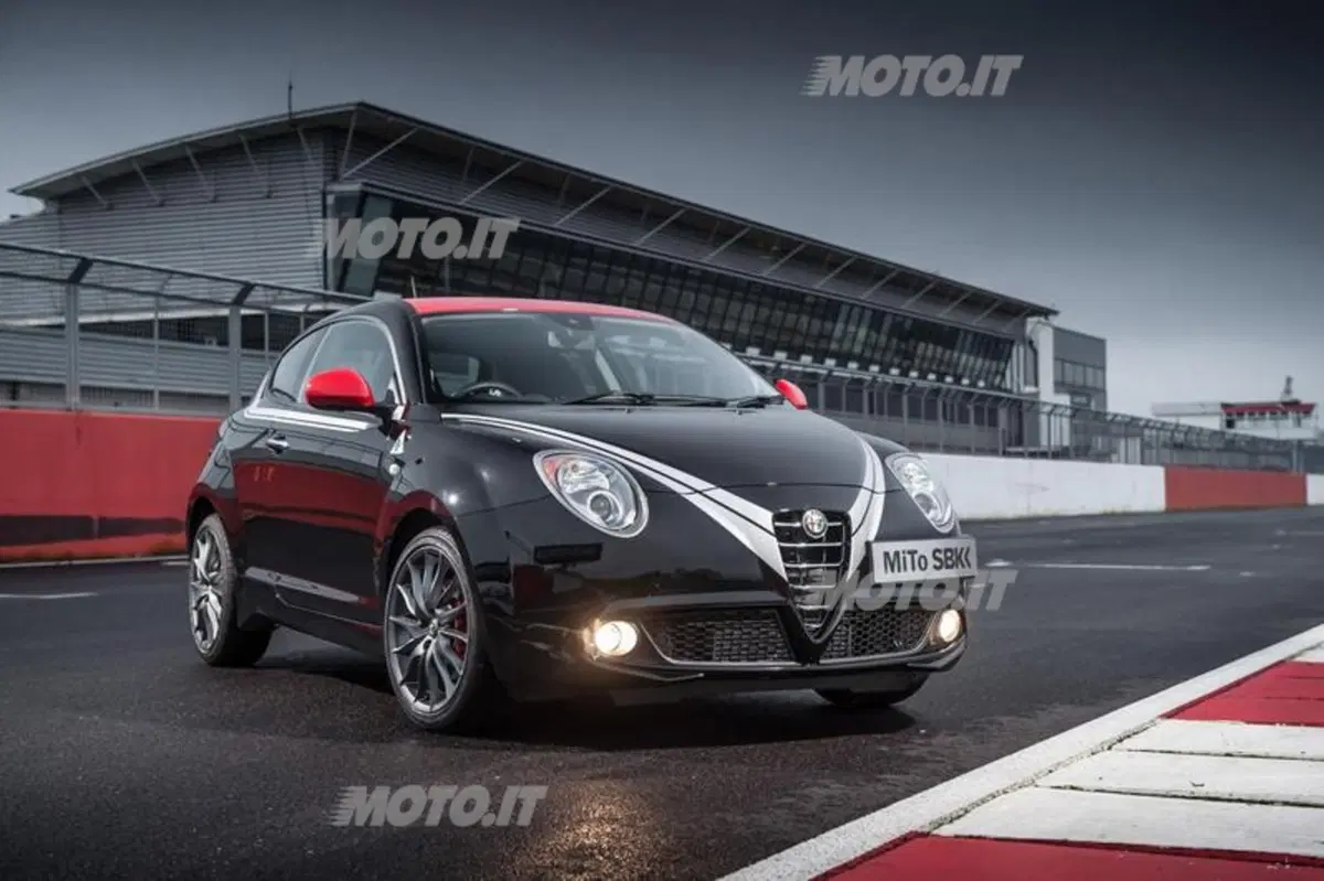 Alfa Romeo MiTo SBK: in piega con una Kawasaki ZX-10R a Silverstone (5)