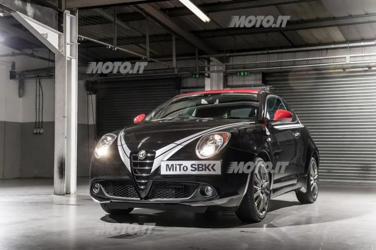 Alfa Romeo MiTo SBK: in piega con una Kawasaki ZX-10R a Silverstone (6)