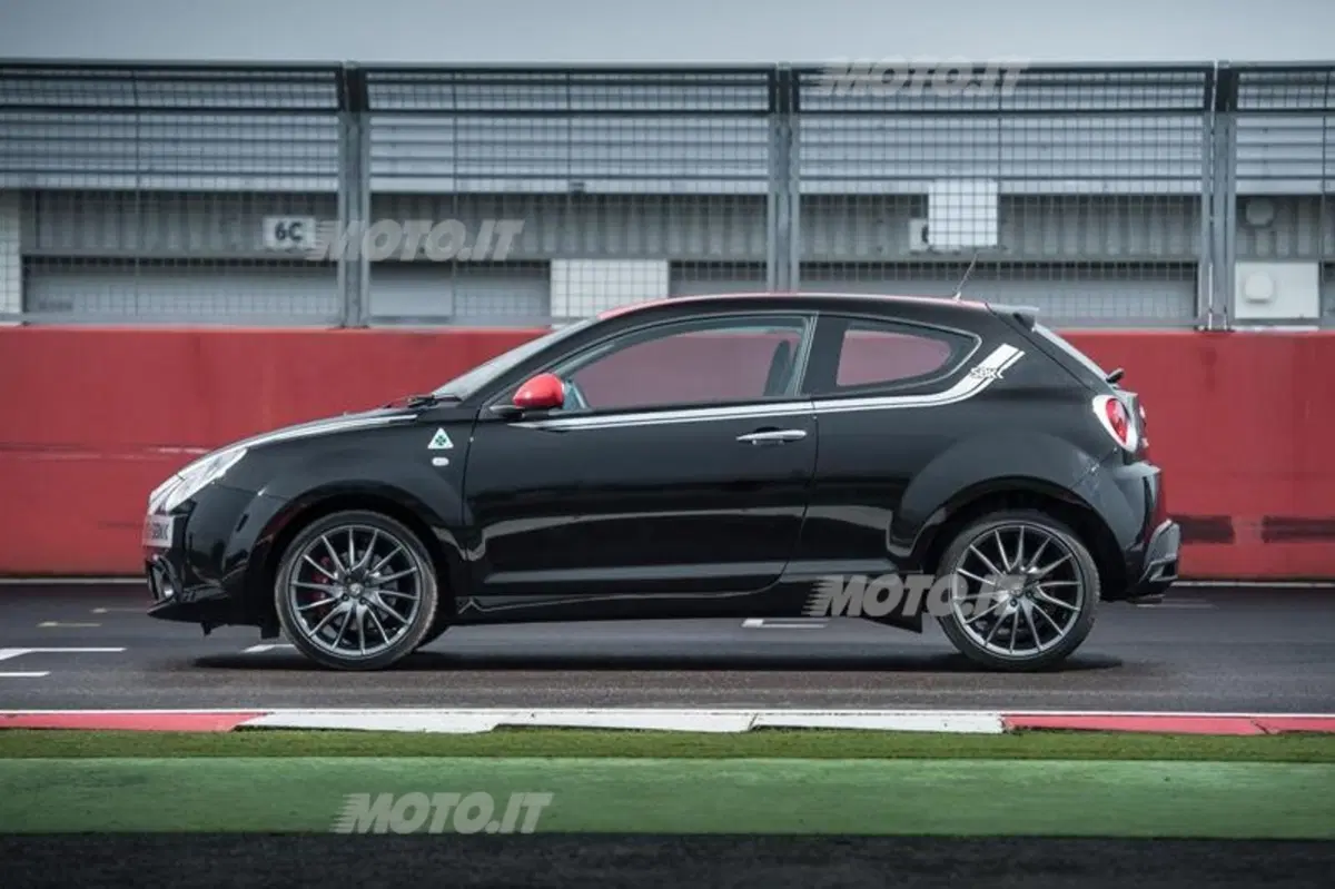 Alfa Romeo MiTo SBK: in piega con una Kawasaki ZX-10R a Silverstone (7)