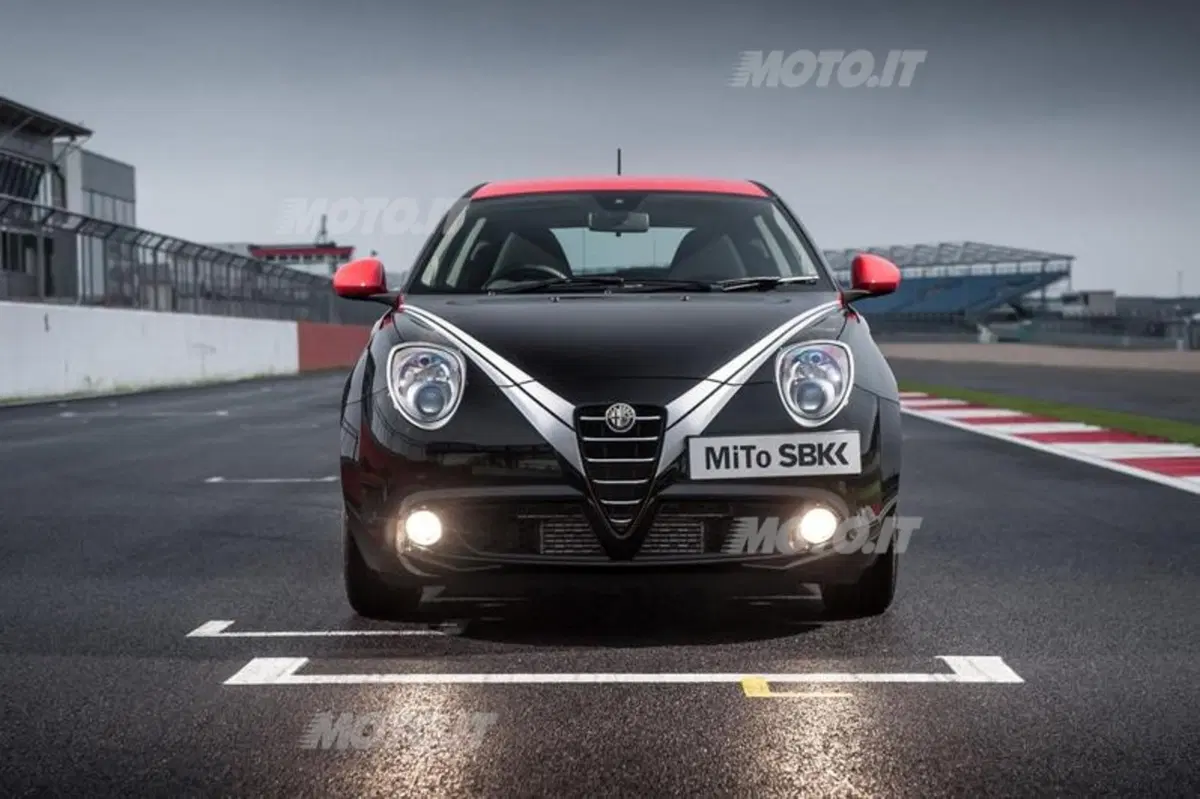 Alfa Romeo MiTo SBK: in piega con una Kawasaki ZX-10R a Silverstone (8)