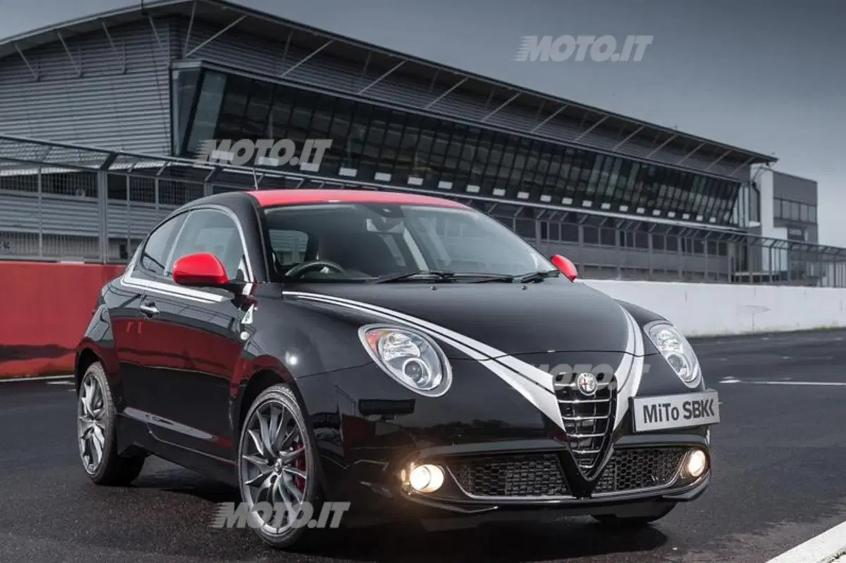 Alfa Romeo MiTo SBK: in piega con una Kawasaki ZX-10R a Silverstone (9)