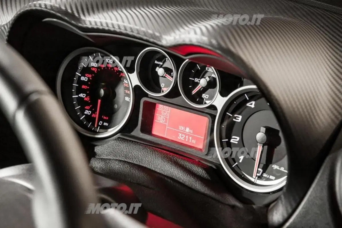 Alfa Romeo MiTo SBK: in piega con una Kawasaki ZX-10R a Silverstone (10)