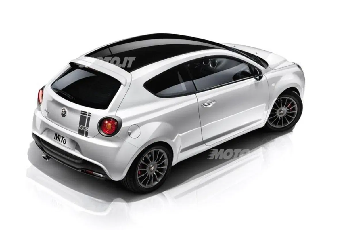 Alfa Romeo MiTo SBK: in piega con una Kawasaki ZX-10R a Silverstone (12)