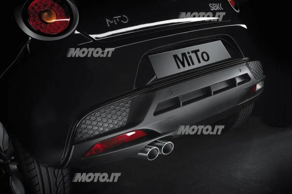 Alfa Romeo MiTo SBK: in piega con una Kawasaki ZX-10R a Silverstone (13)