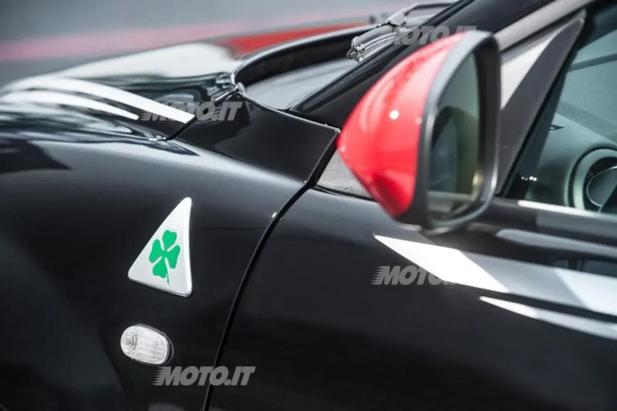 Alfa Romeo MiTo SBK: in piega con una Kawasaki ZX-10R a Silverstone (14)