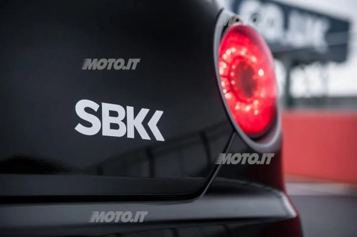 Alfa Romeo MiTo SBK: in piega con una Kawasaki ZX-10R a Silverstone (15)