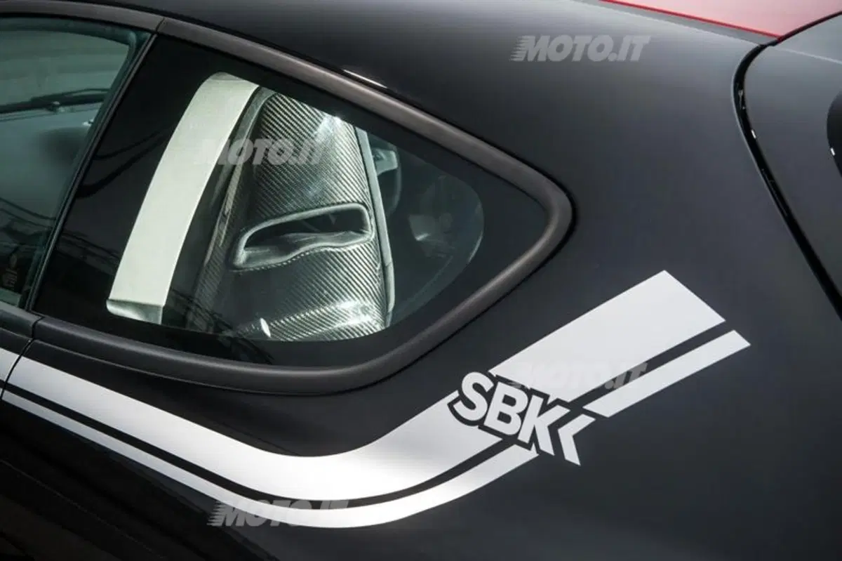 Alfa Romeo MiTo SBK: in piega con una Kawasaki ZX-10R a Silverstone (16)