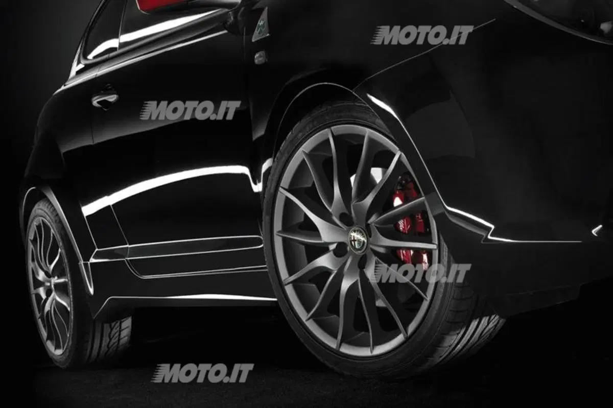 Alfa Romeo MiTo SBK: in piega con una Kawasaki ZX-10R a Silverstone (17)