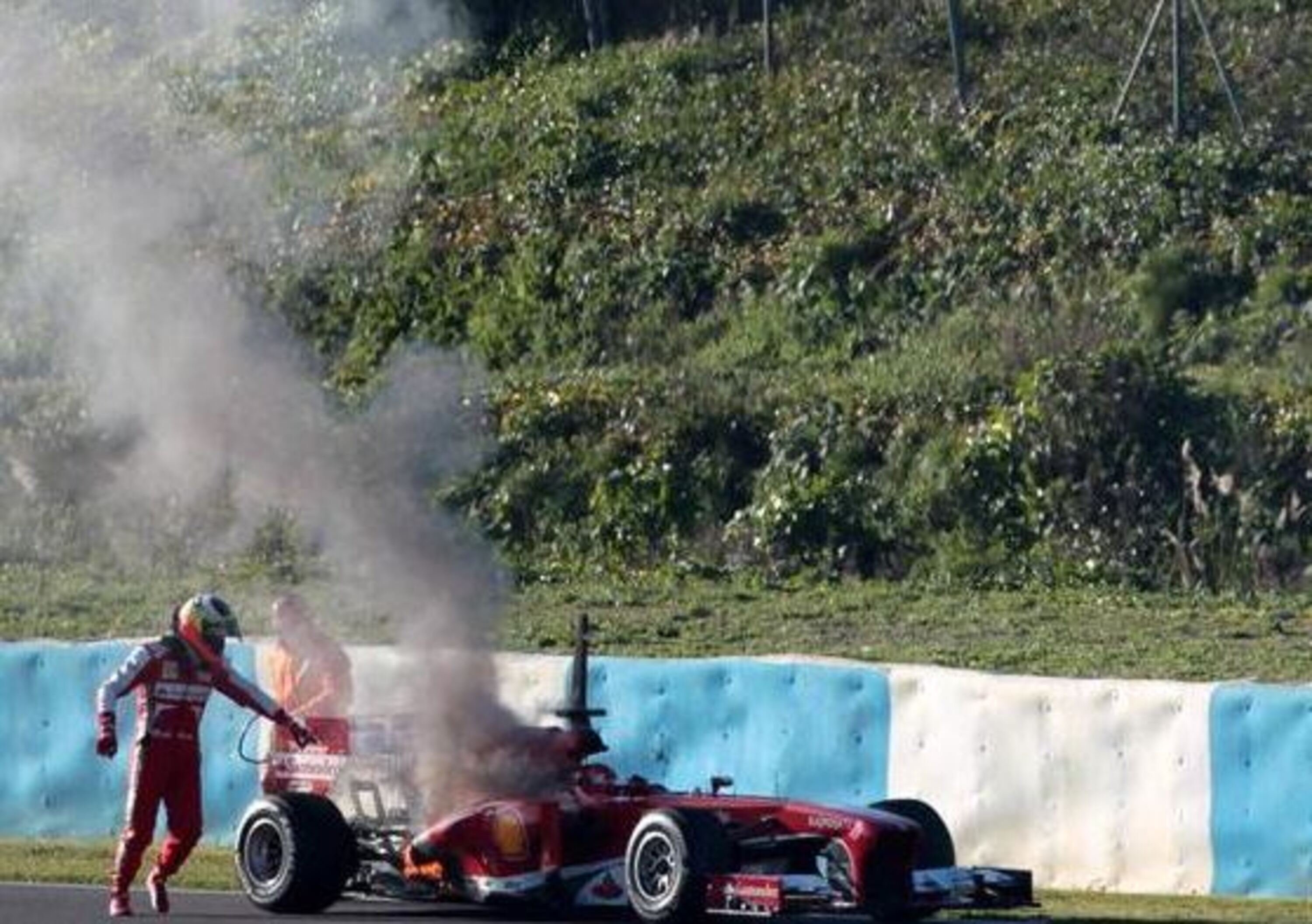 Ferrari F138: in fiamme la vettura di De La Rosa nei test a Jerez