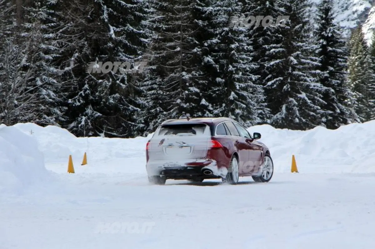 Jaguar XF Sportbrake (25)