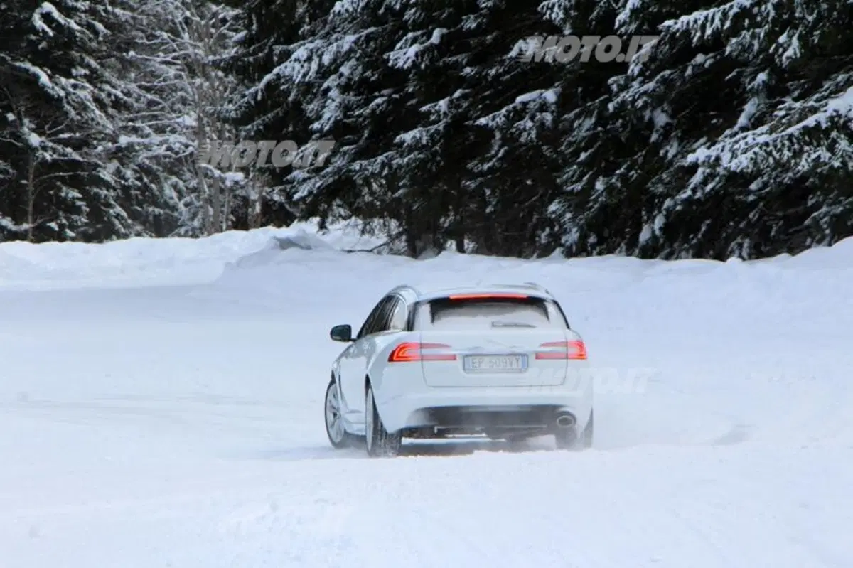 Jaguar XF Sportbrake (36)