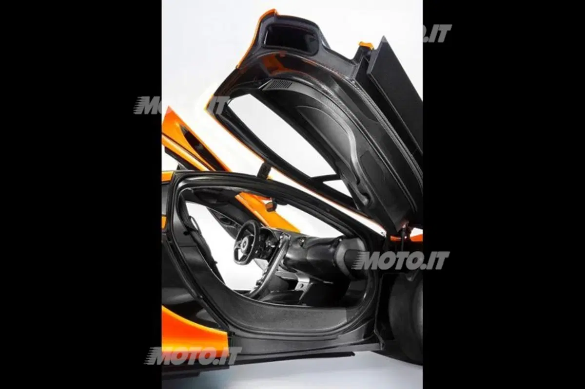 McLaren P1: ecco gli interni