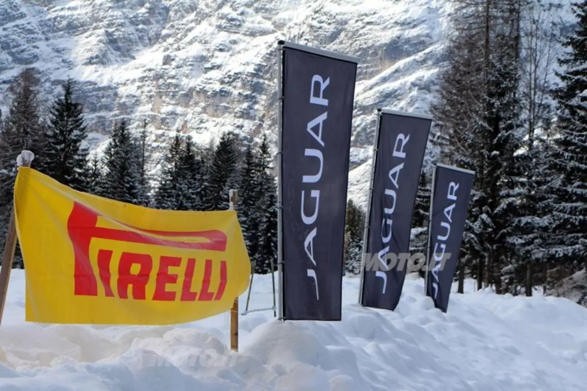 Carlo Rossi: «Con Jaguar XF Sportbrake la trazione posteriore è sicura anche sulla neve» (13)