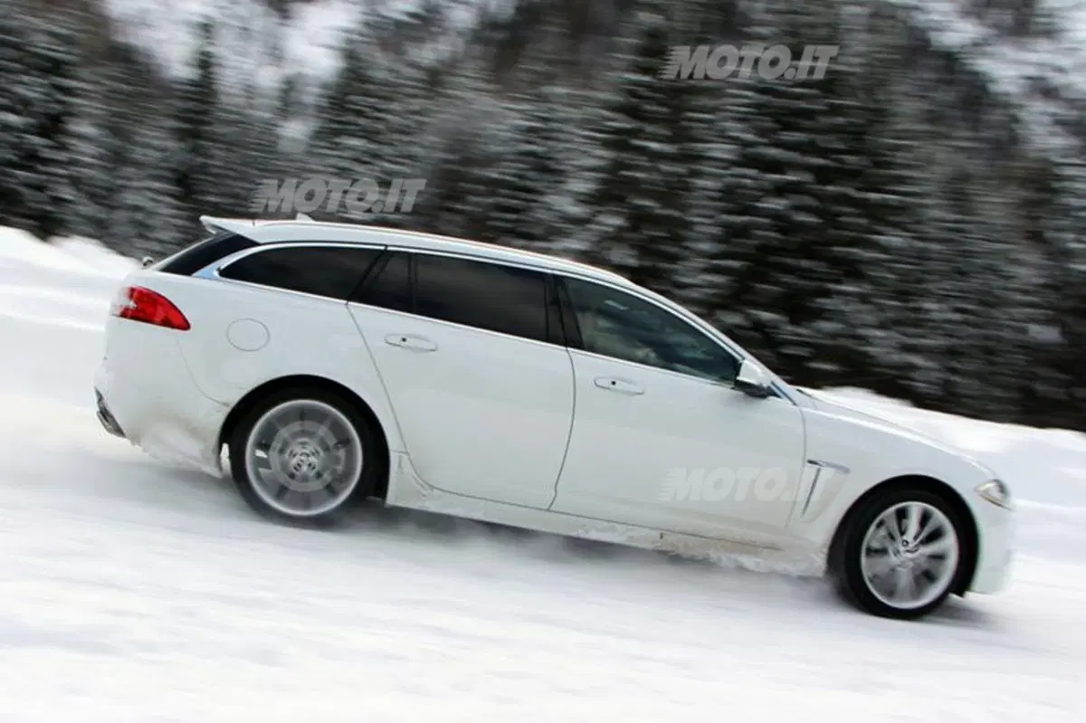 Carlo Rossi: «Con Jaguar XF Sportbrake la trazione posteriore è sicura anche sulla neve» (16)