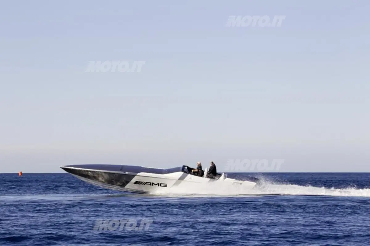 Mercedes-AMG e Cigarette Racing: presentato l’offshore elettrico più potente del mondo (13)