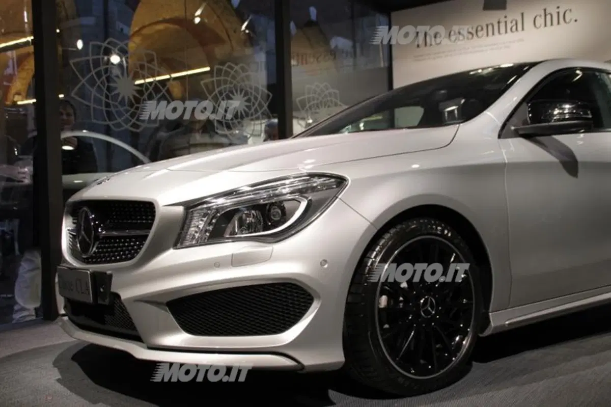 Mercedes-Benz CLA in anteprima europea a Milano moda 2013 (2)