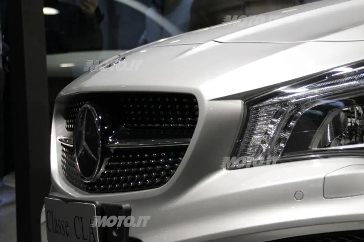 Mercedes-Benz CLA in anteprima europea a Milano moda 2013 (7)