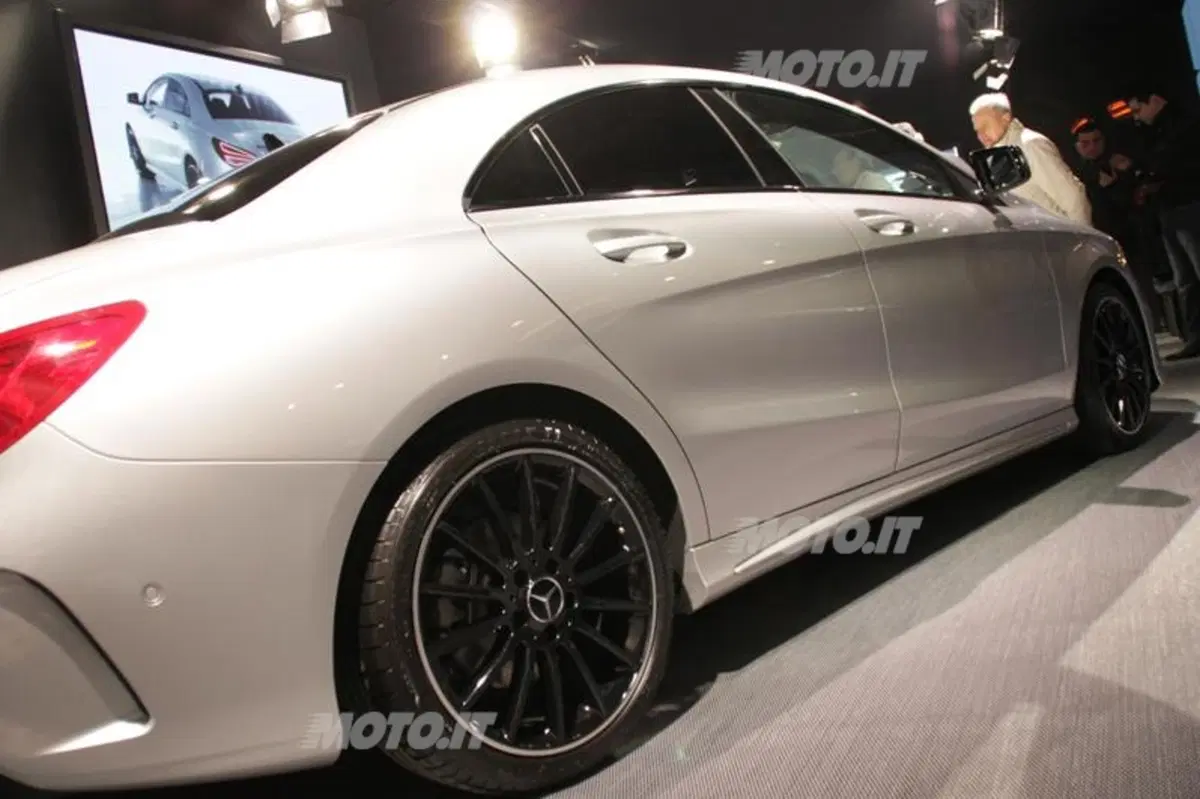 Mercedes-Benz CLA in anteprima europea a Milano moda 2013 (14)