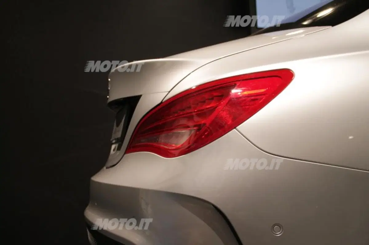 Mercedes-Benz CLA in anteprima europea a Milano moda 2013 (15)