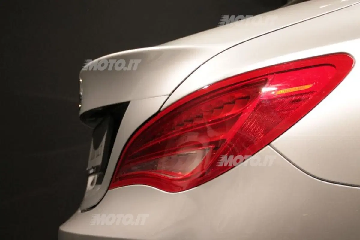 Mercedes-Benz CLA in anteprima europea a Milano moda 2013 (16)