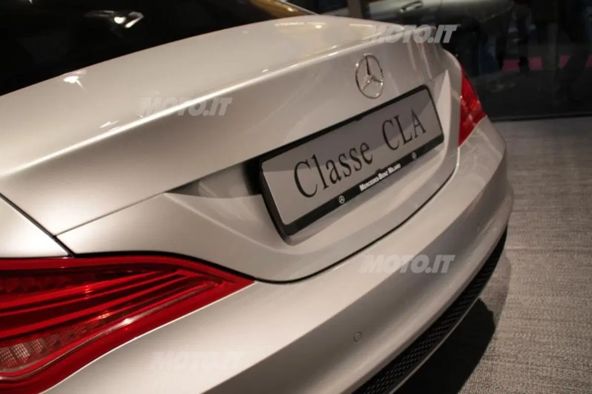 Mercedes-Benz CLA in anteprima europea a Milano moda 2013 (17)