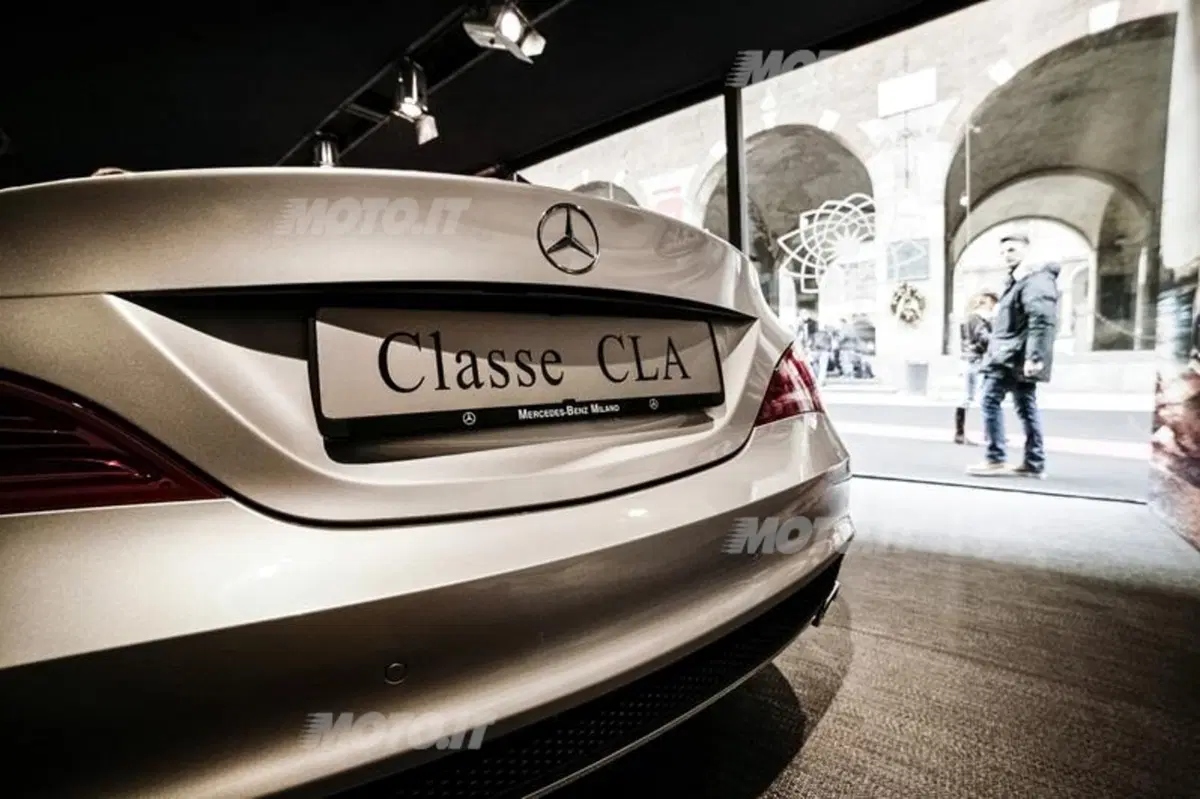 Mercedes-Benz CLA in anteprima europea a Milano moda 2013 (19)
