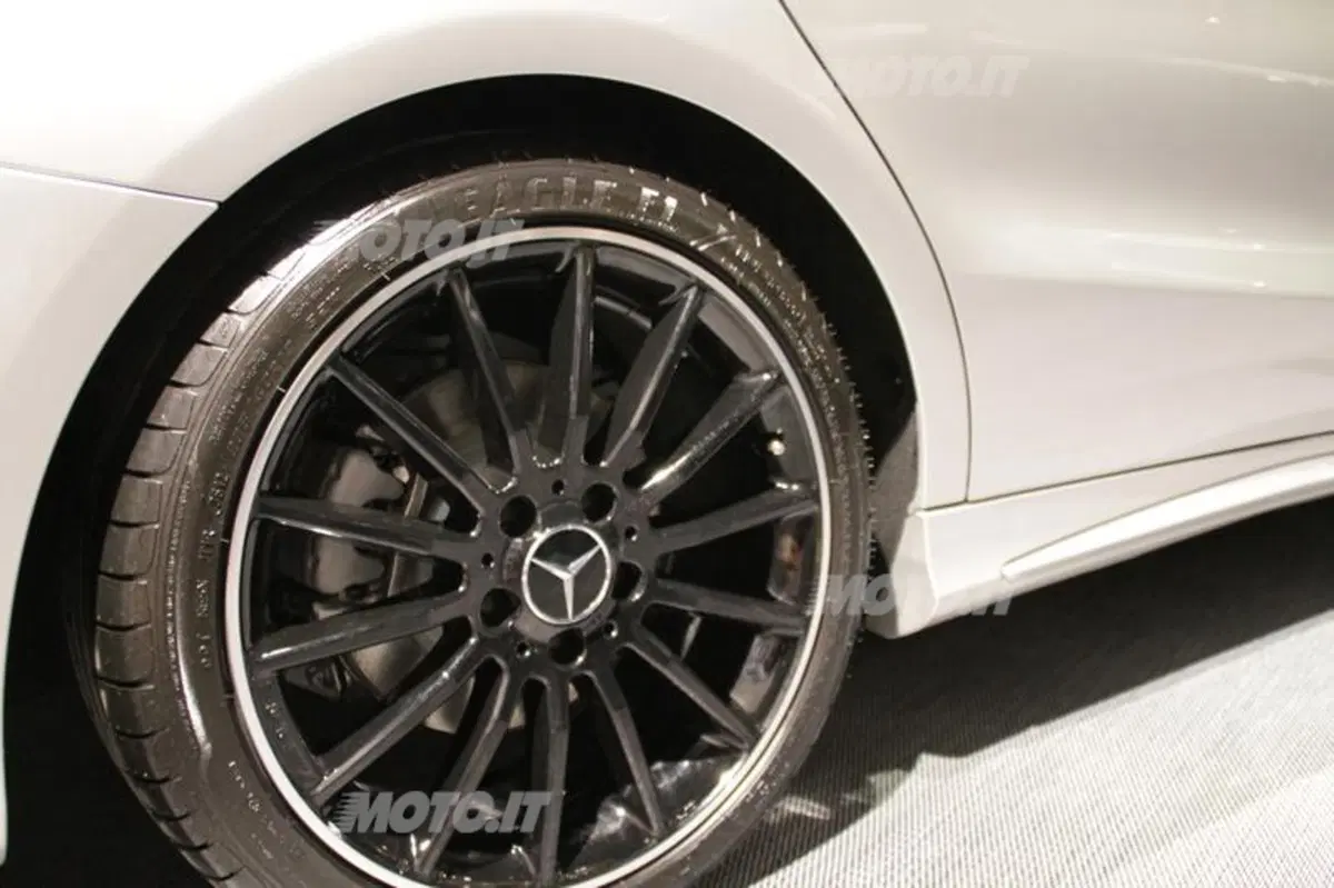 Mercedes-Benz CLA in anteprima europea a Milano moda 2013 (24)