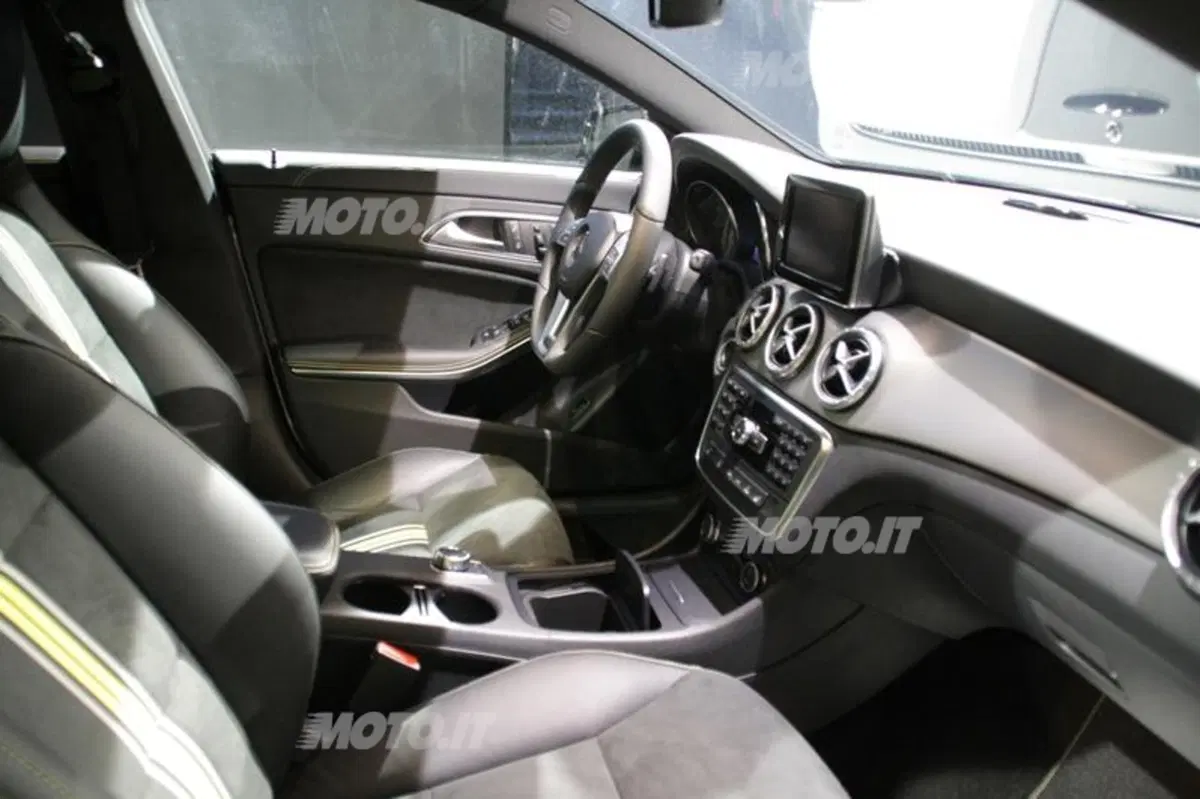 Mercedes-Benz CLA in anteprima europea a Milano moda 2013 (25)