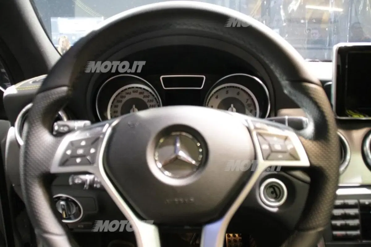 Mercedes-Benz CLA in anteprima europea a Milano moda 2013 (26)