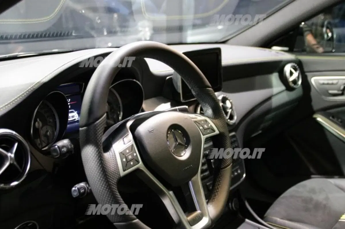 Mercedes-Benz CLA in anteprima europea a Milano moda 2013 (27)