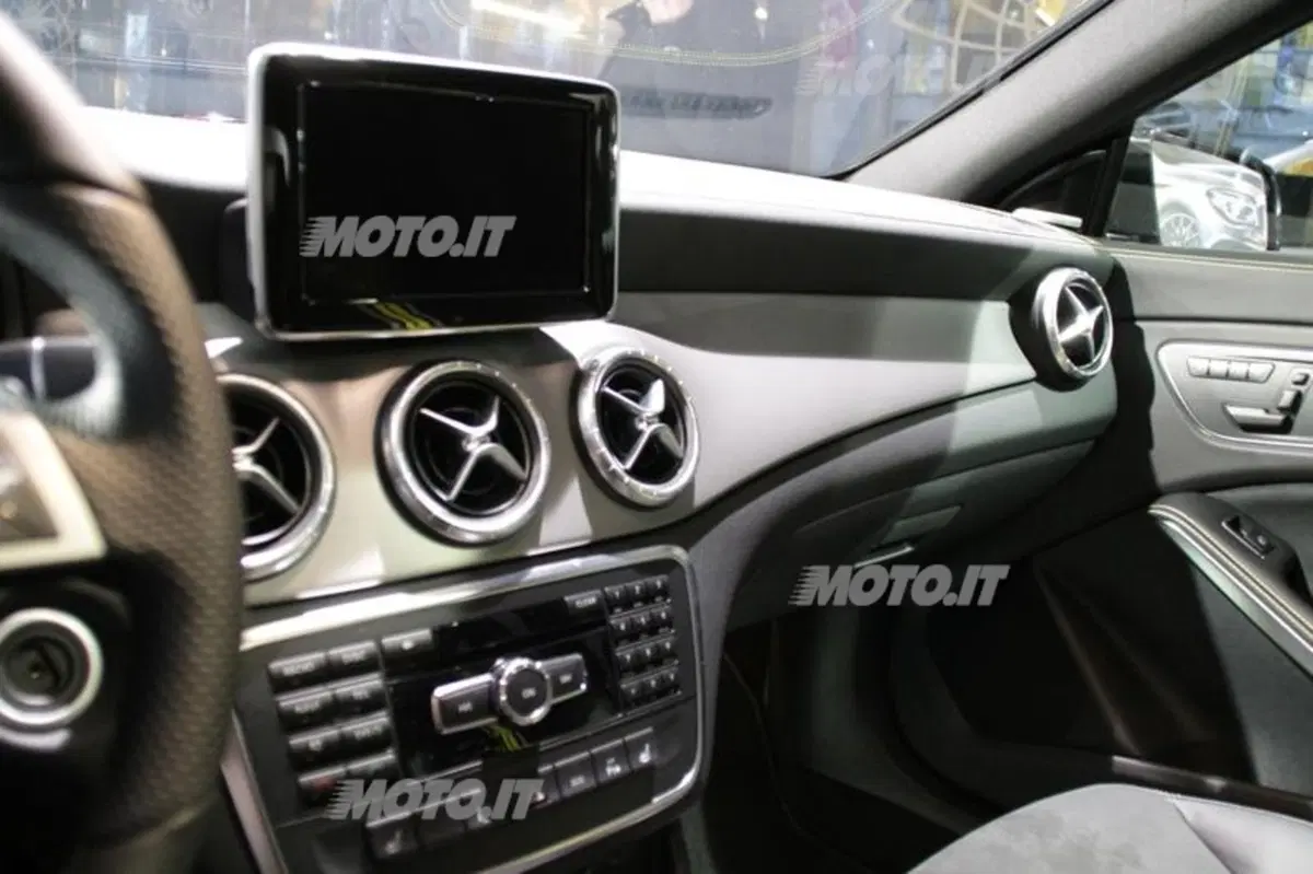 Mercedes-Benz CLA in anteprima europea a Milano moda 2013 (28)
