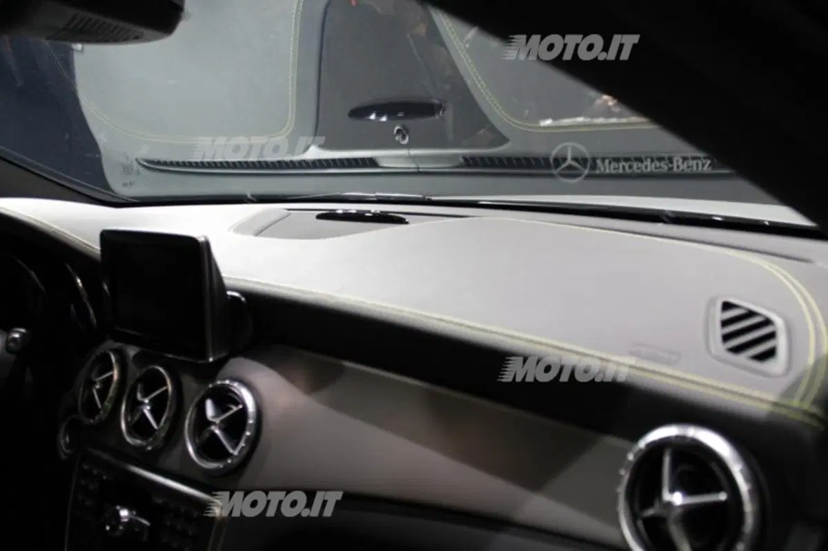Mercedes-Benz CLA in anteprima europea a Milano moda 2013 (29)