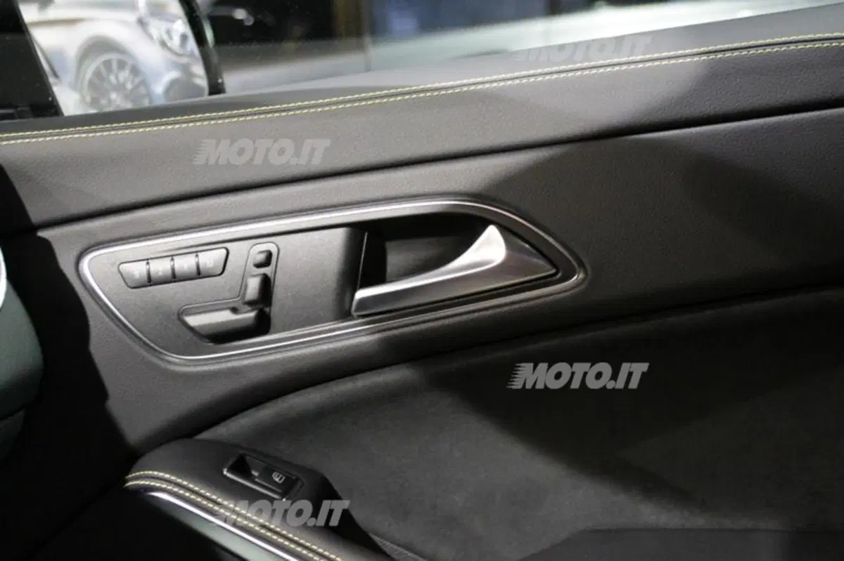 Mercedes-Benz CLA in anteprima europea a Milano moda 2013 (35)
