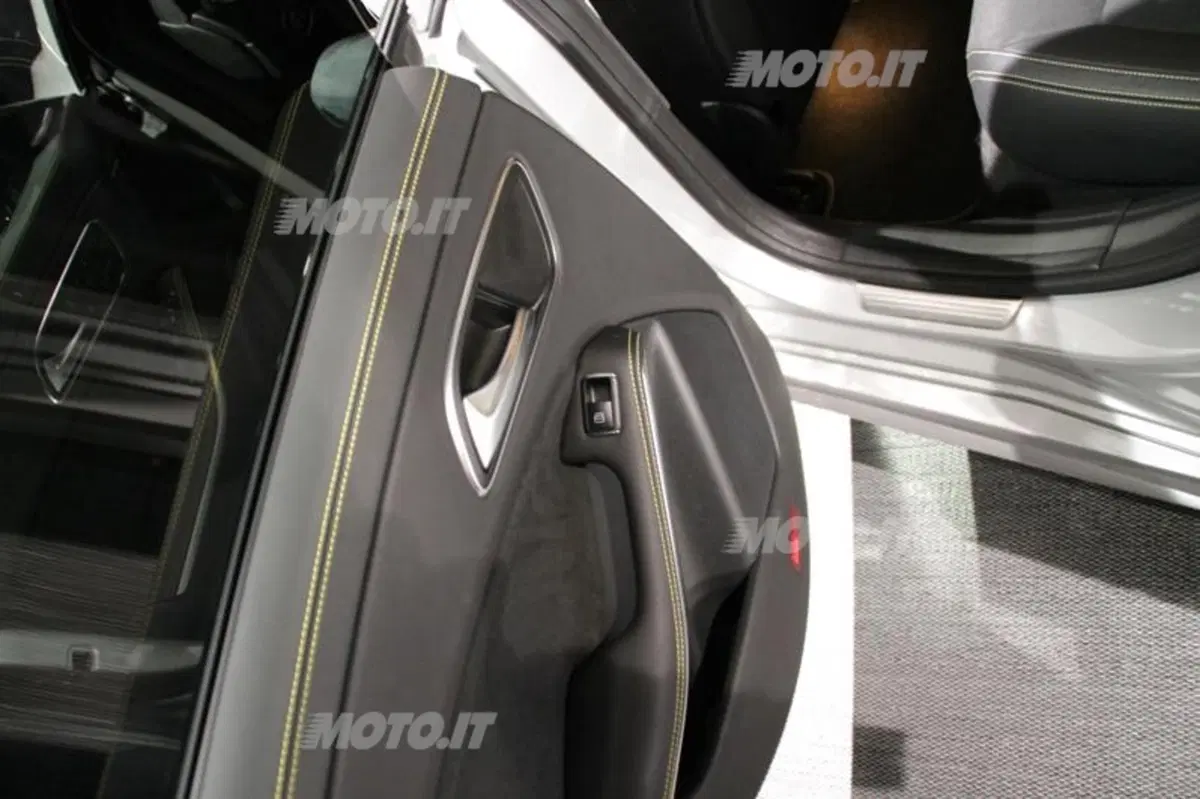 Mercedes-Benz CLA in anteprima europea a Milano moda 2013 (37)