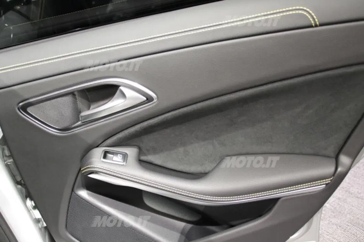 Mercedes-Benz CLA in anteprima europea a Milano moda 2013 (39)