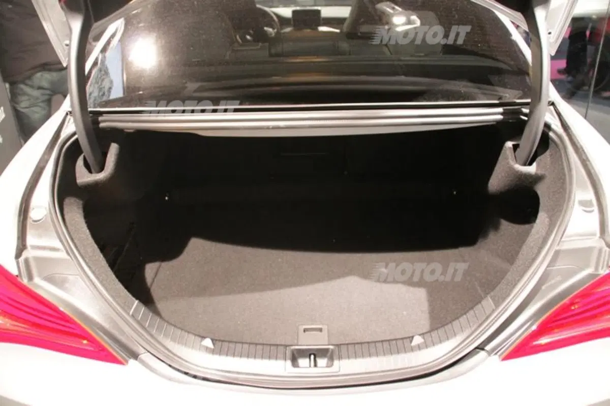 Mercedes-Benz CLA in anteprima europea a Milano moda 2013 (42)