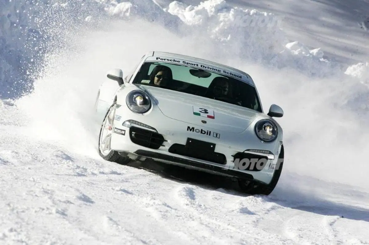 Porsche 911 Carrera S vs Carrera 4S