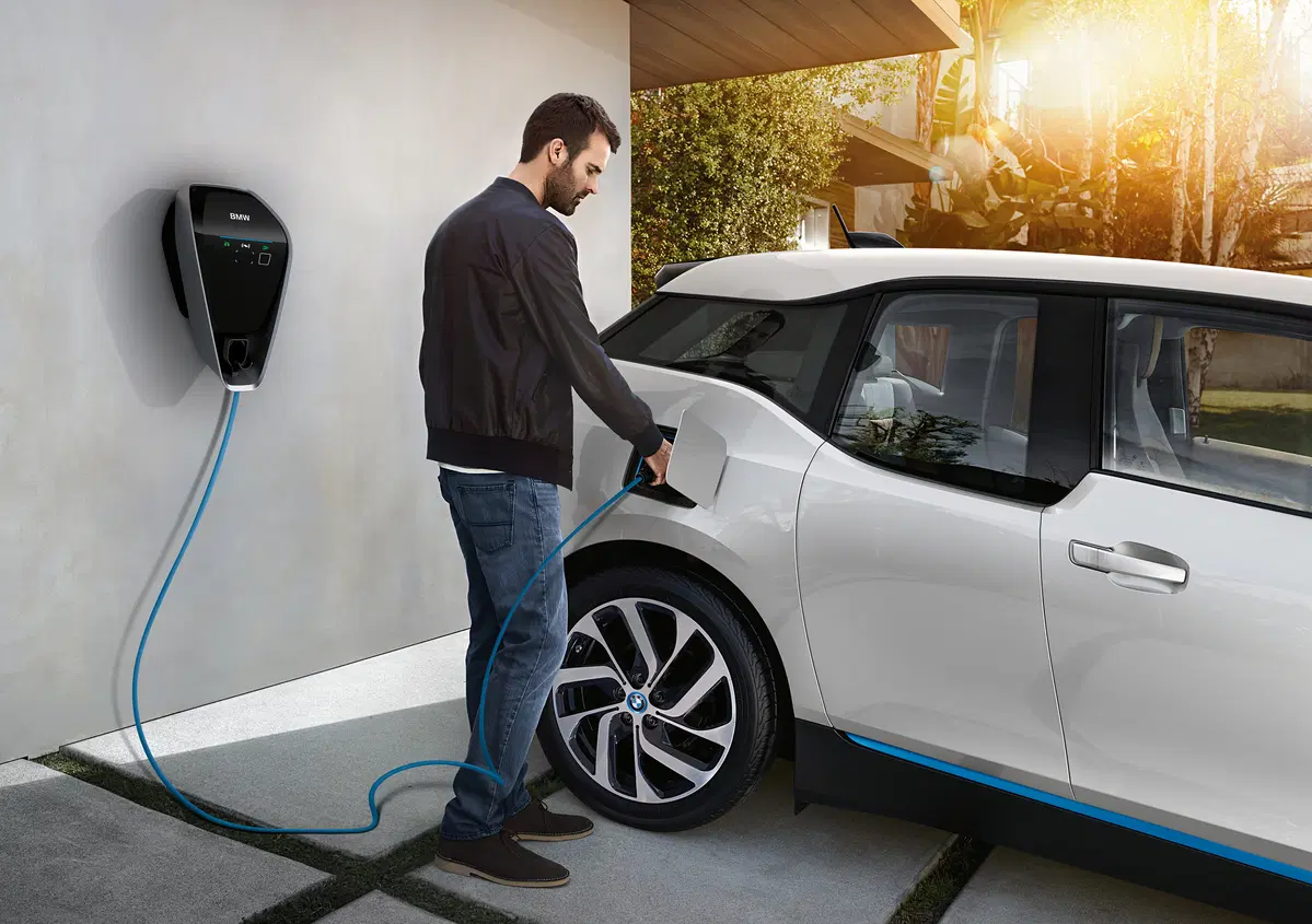 BMW Digital Charging Service: guanto di sfida a Tesla?