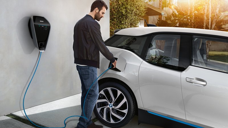BMW Digital Charging Service: guanto di sfida a Tesla?