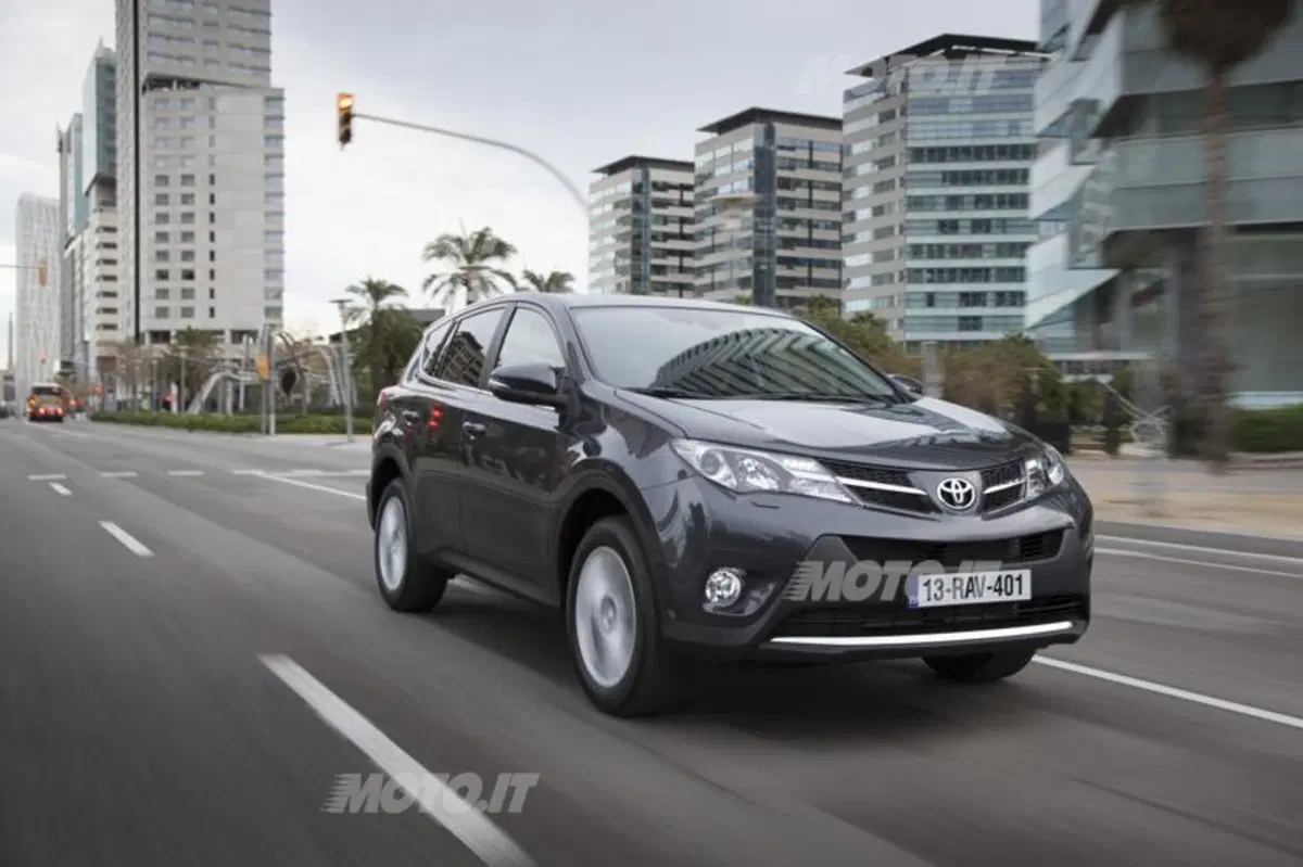 Toyota RAV4 (8)