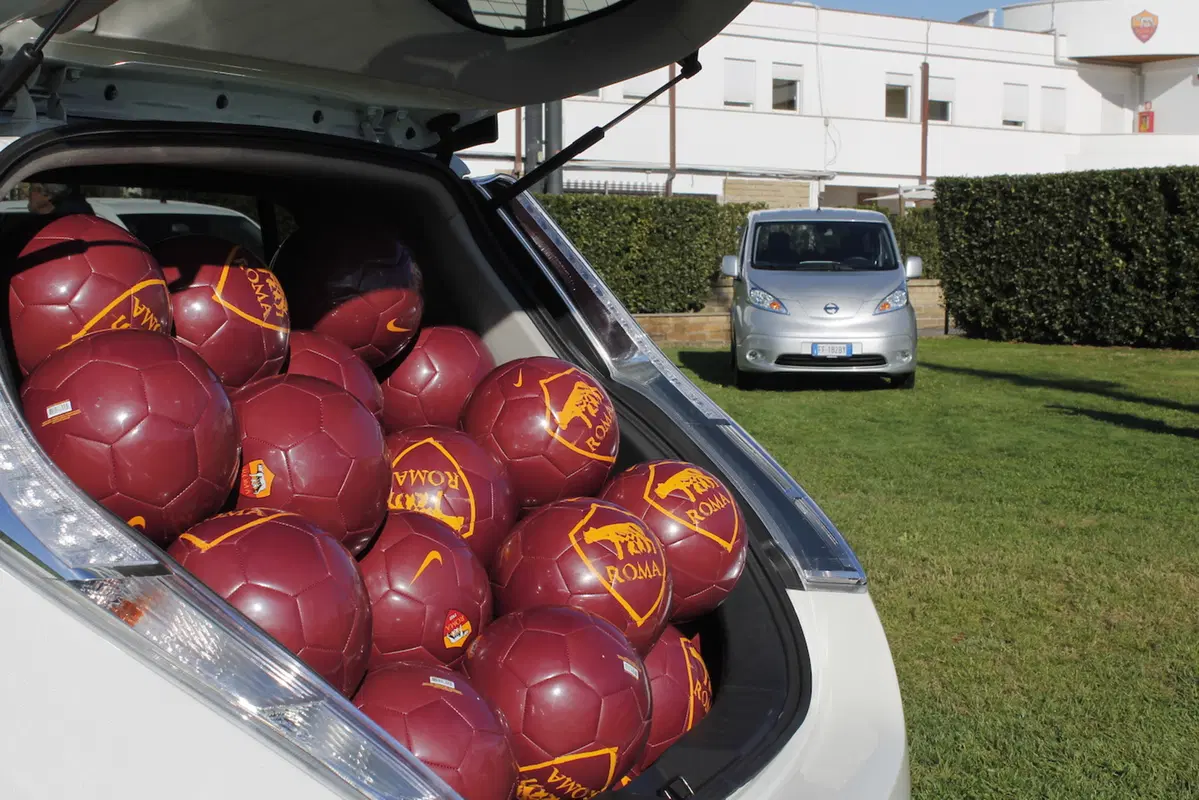 Nissan e AS Roma insieme per la mobilità sostenibile