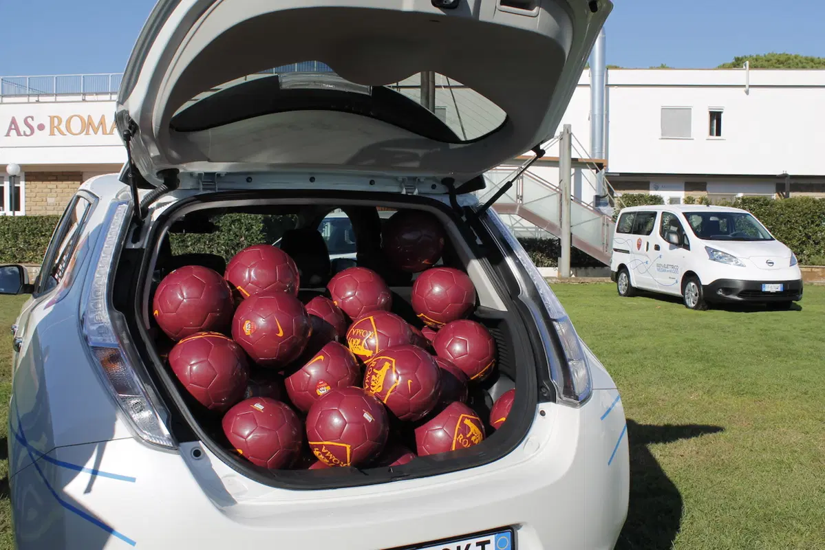 Nissan e AS Roma insieme per la mobilità sostenibile (9)
