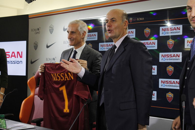 La consegna della maglietta della Roma con il numero 1 e la scritta Nissan