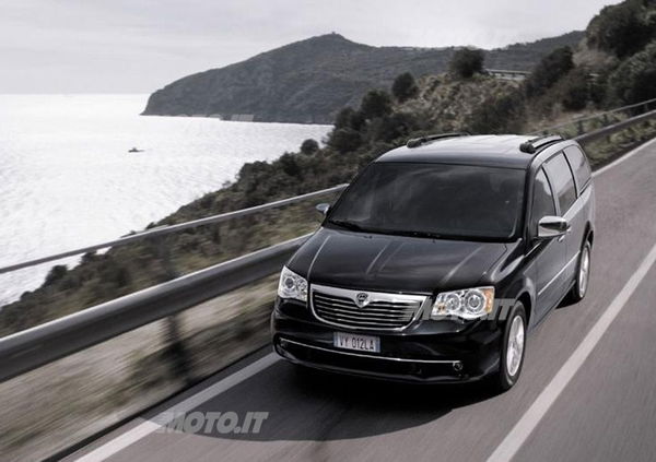 Lancia Voyager: ora con 2.8 diesel da 178 CV e V6 Pentastar da 283 CV