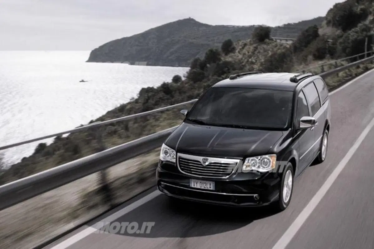 Lancia Voyager: ora con 2.8 diesel da 178 CV e V6 Pentastar da 283 CV